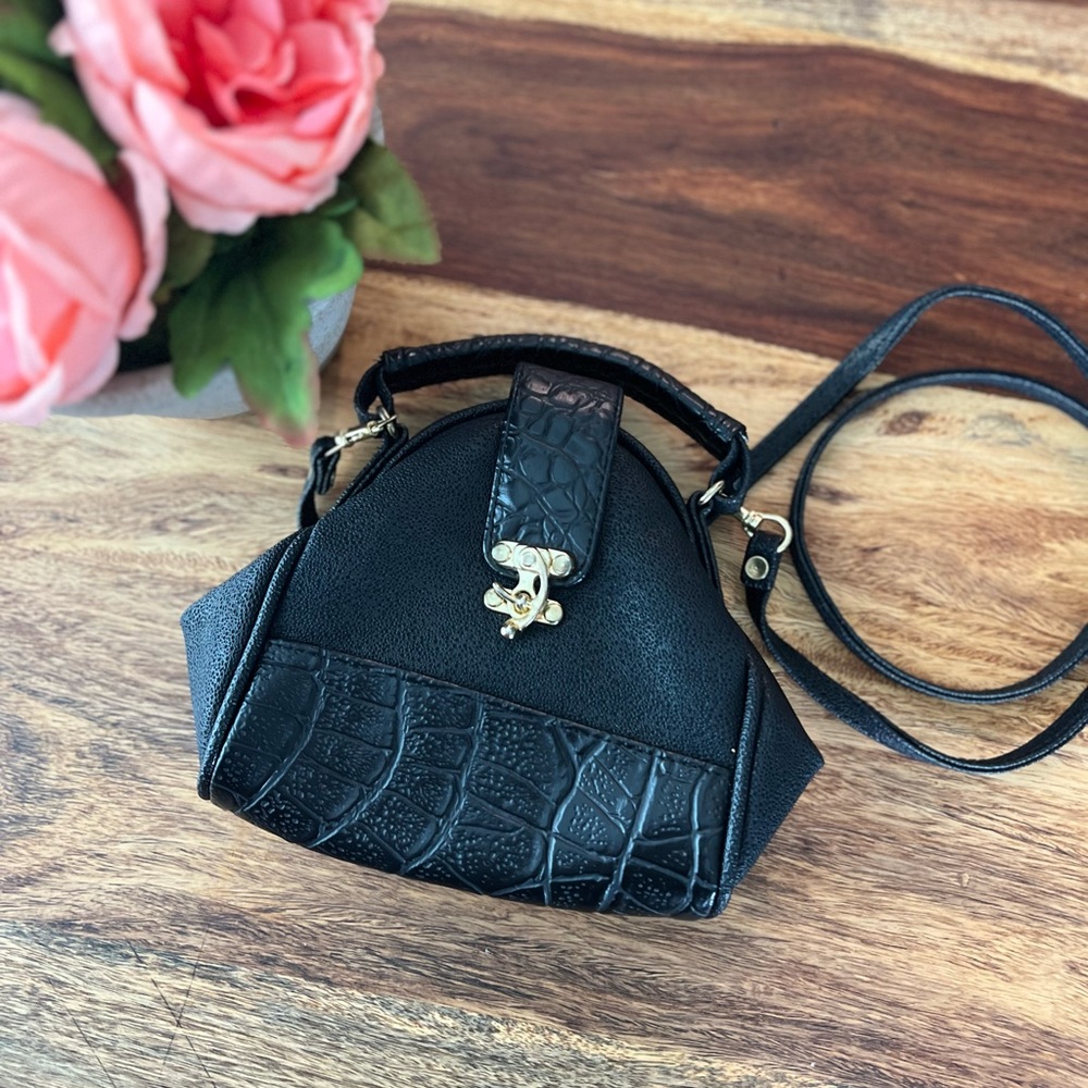 Vintage Sarne small black handbag/crossbody